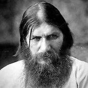 15. Grigori Rasputín (1869-1916): Místico y autoproclamado monje, se convirtió en un influyente consejero de Alejandra Fiódorovna debido a su aparente capacidad para aliviar los síntomas de hemofilia del zarevich Alexei. Fue asesinado por nobles rusos en un intento de salvar la monarquía.