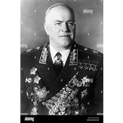 12. Georgy Zhukov (1896-1974): Mariscal de la Unión Soviética, jugó un papel crucial en la defensa de Moscú y en la victoria en la Batalla de Stalingrado.