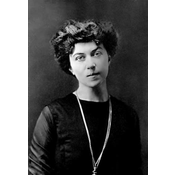 10. Alexandra Kollontai (1872-1952): Revolucionaria bolchevique y defensora de los derechos de las mujeres, fue comisaria del pueblo para la Asistencia Pública y embajadora soviética.