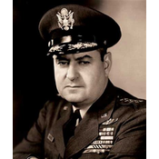 27. Curtis LeMay (1906-1990): General de la Fuerza Aérea de los Estados Unidos, conocido por su papel en la campaña de bombardeo estratégico contra Japón.