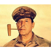 14. Douglas MacArthur (1880-1964): General estadounidense, comandante de las fuerzas aliadas en el Pacífico suroeste, aceptó la rendición de Japón en 1945.
